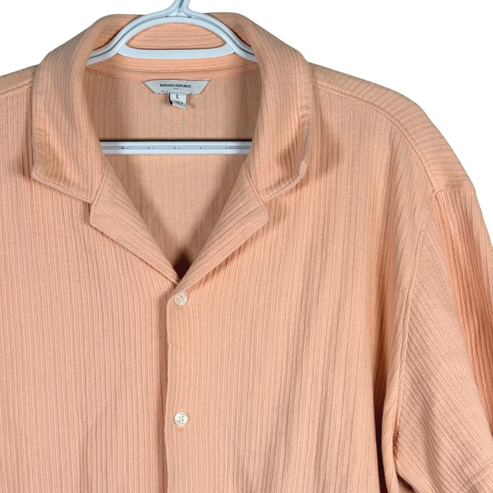 Banana Republic Button Up Shirt Mens L Peach Ribbed Cotton Short Sleeve Camp